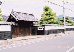 山本邸門と塀の写真