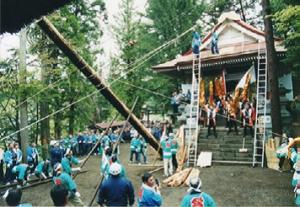 諏訪神社の御柱祭の写真