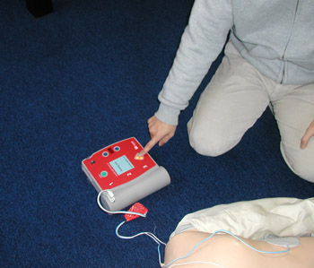 AEDのボタンを押している写真1