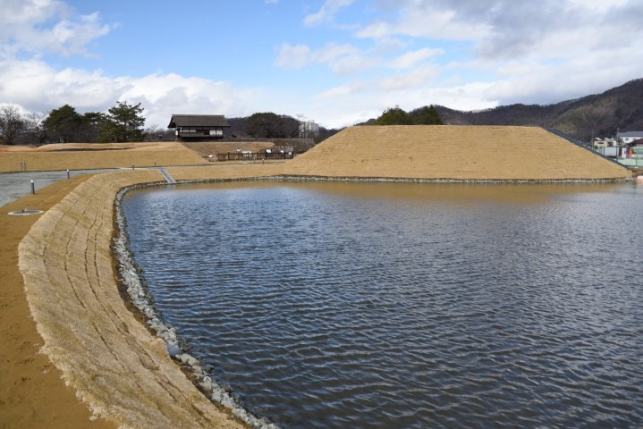 整備中の南三日月堀・土塁