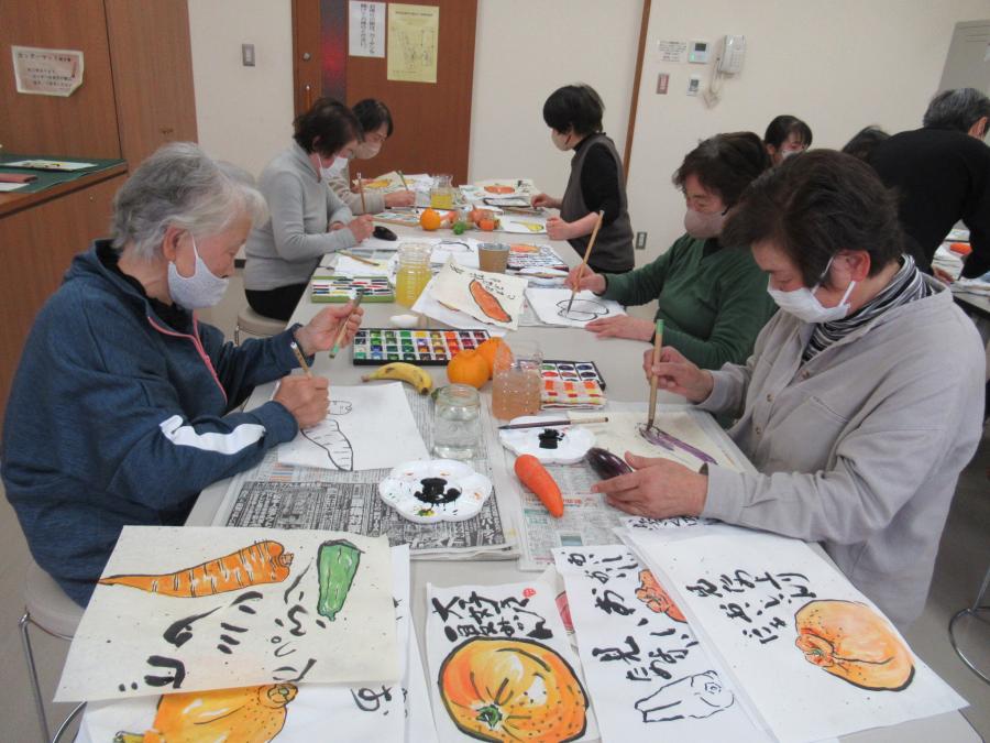 和紙に野菜の絵を描いているところ