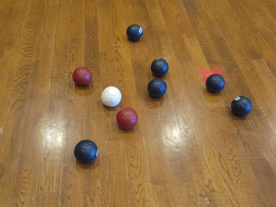 白いボールに向けて青と赤のボールがいくつか投げられている様子