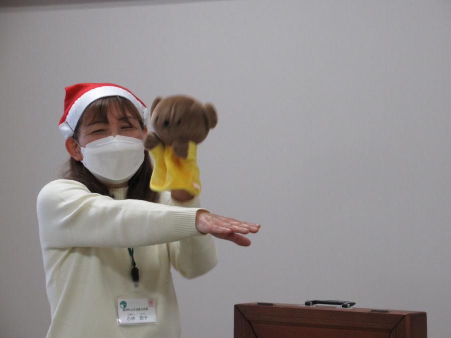 講師がクマの人形をつかって手遊びしている様子