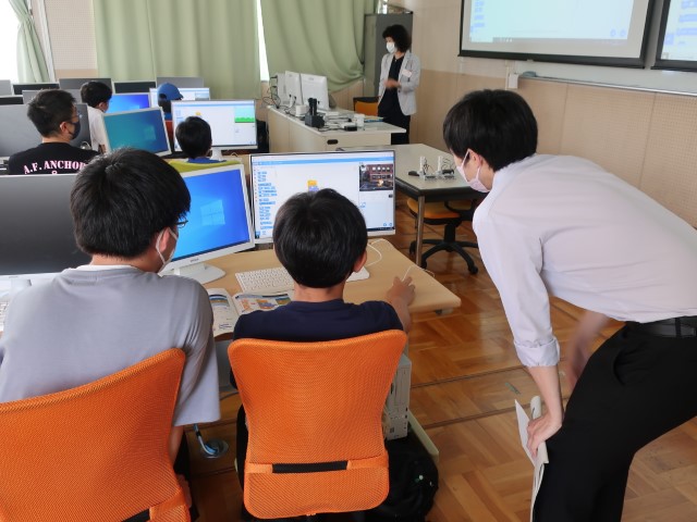夏休み小学生プログラミング教室の様子の写真