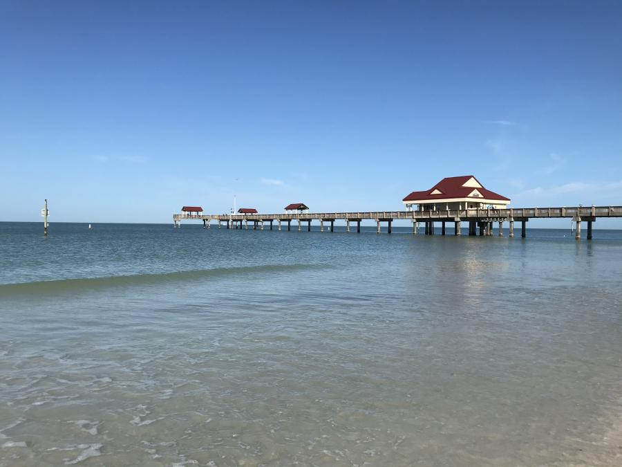 クリアウォーター市の海岸