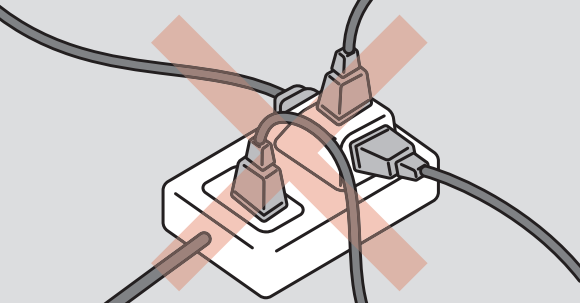 コンセントはほこりを清掃し、不要なプラグは抜く