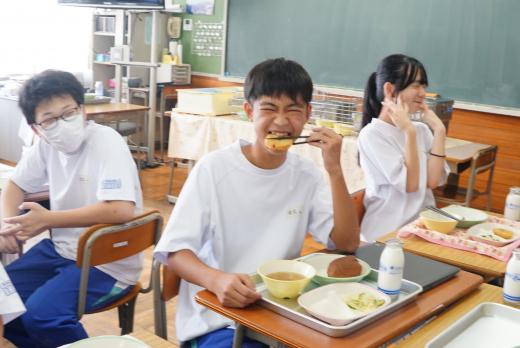 写真：メンチカツを食べる生徒1