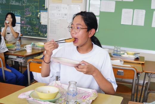 写真：メンチカツを食べる生徒2