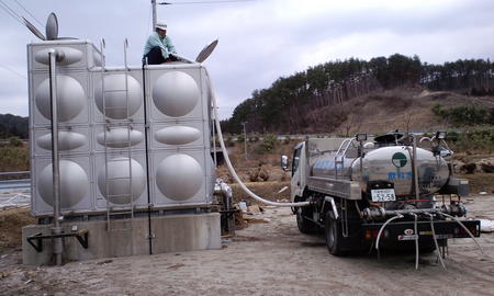 岩手県山田町受水槽へ応急給水活動を行っている様子の画像