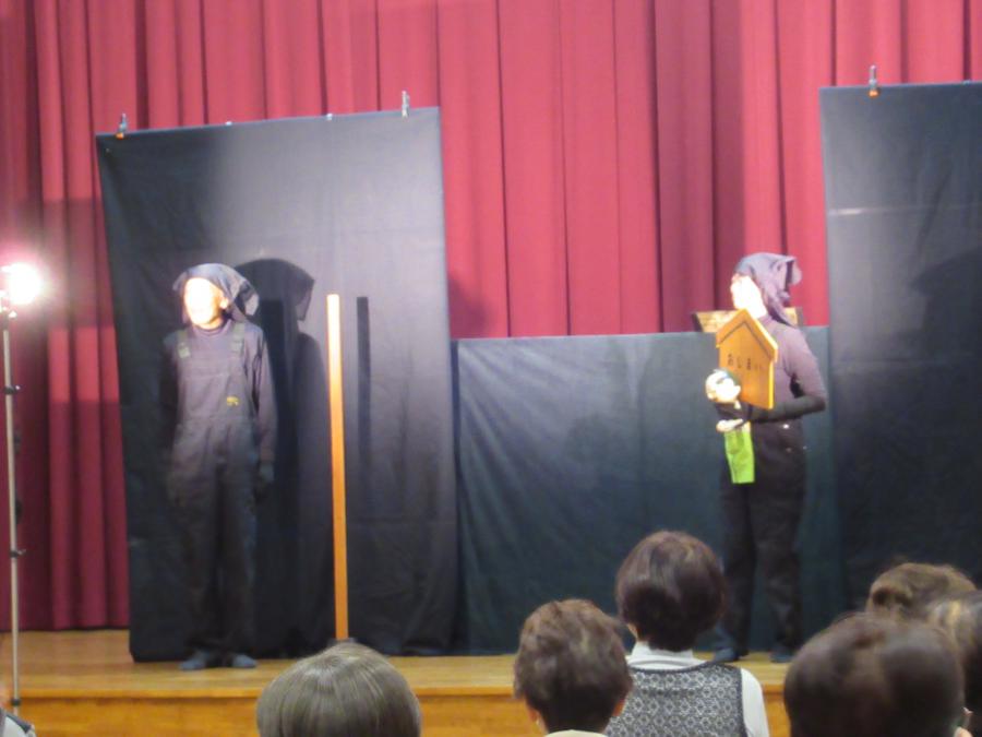 出演者の2人の黒子の衣装を着て舞台前で挨拶している様子
