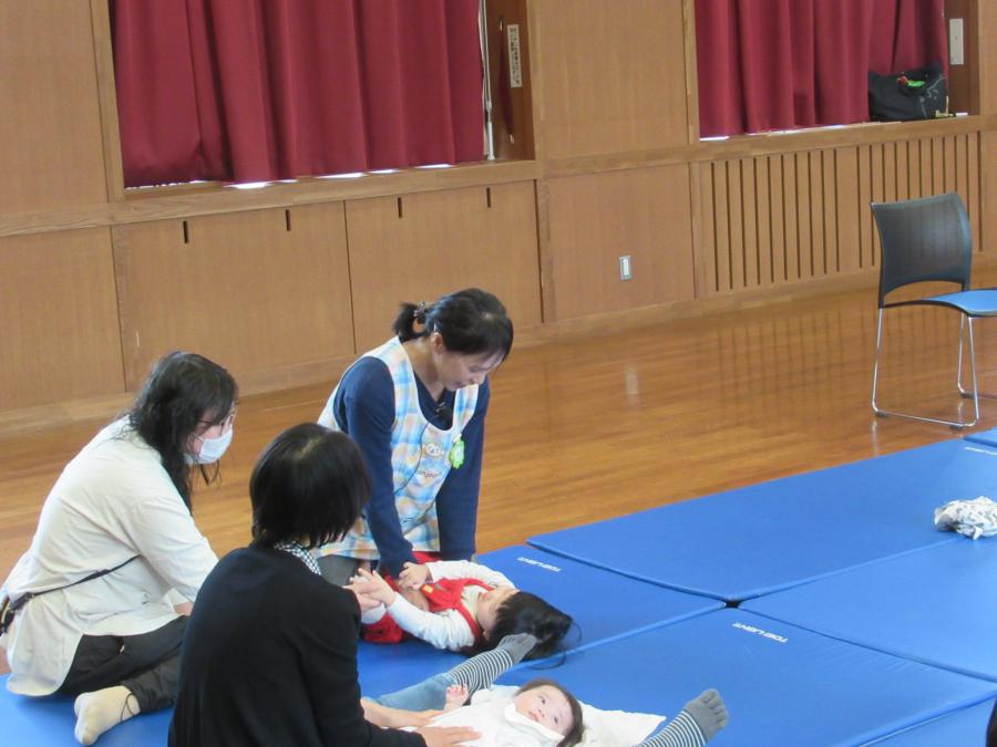 子どものストレッチを参加のお子さんでやっているところ