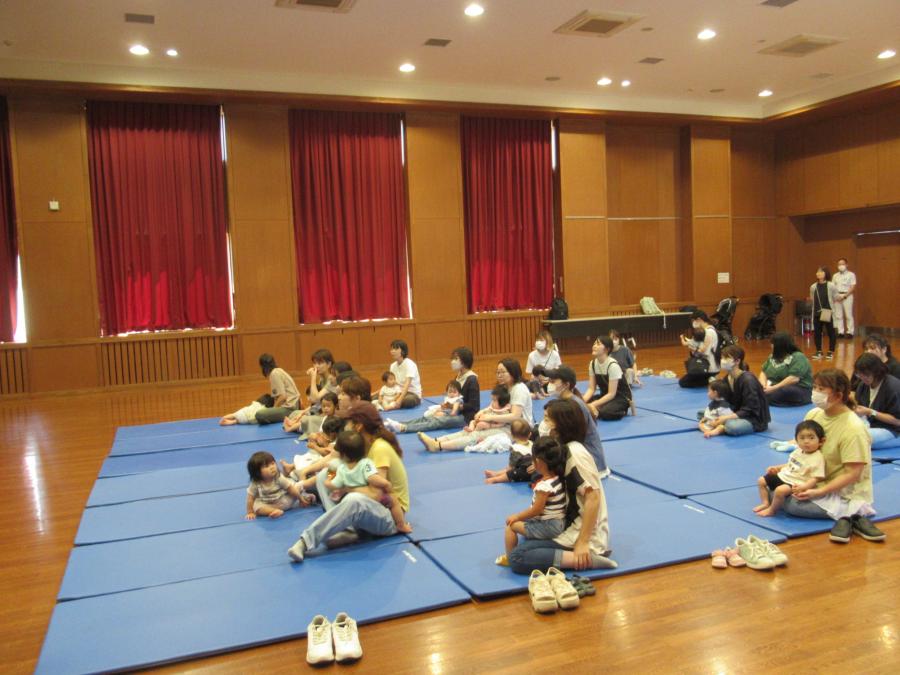 親子で人形劇を観ている会場の様子