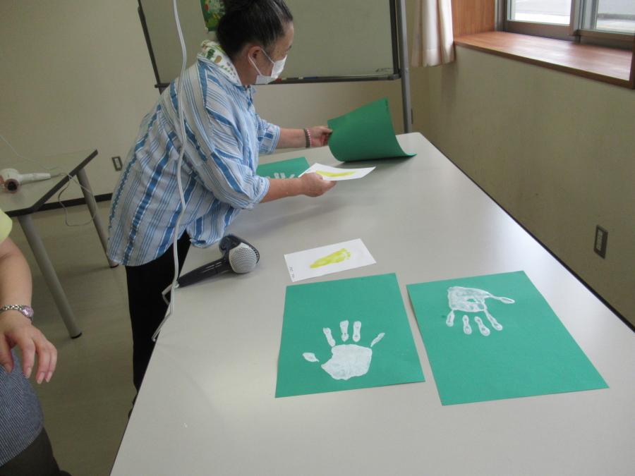 講師の一人がドライヤーを使って絵の具を乾かしている様子