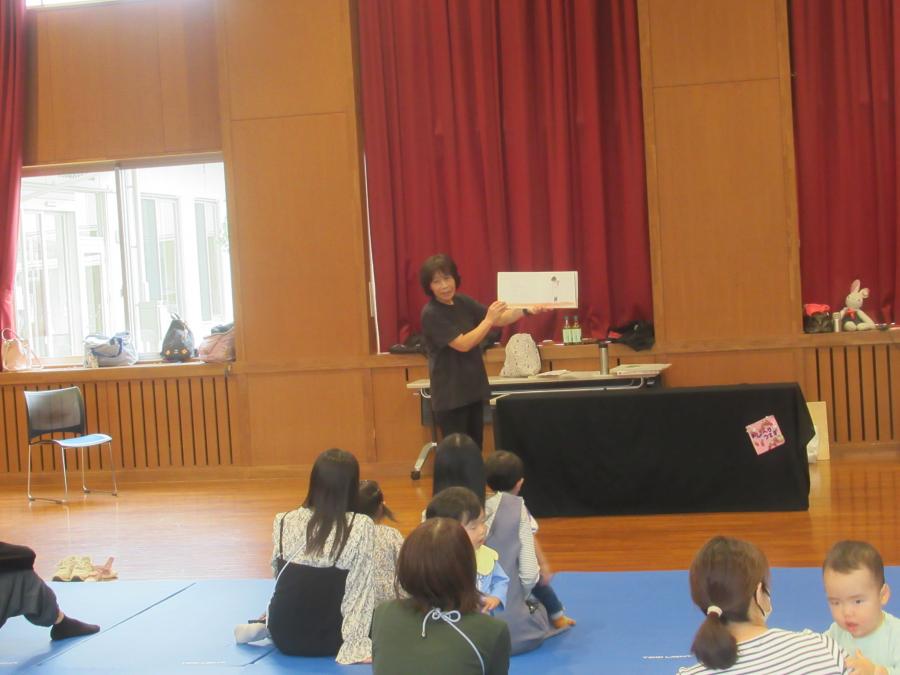 読み聞かせの会場の様子