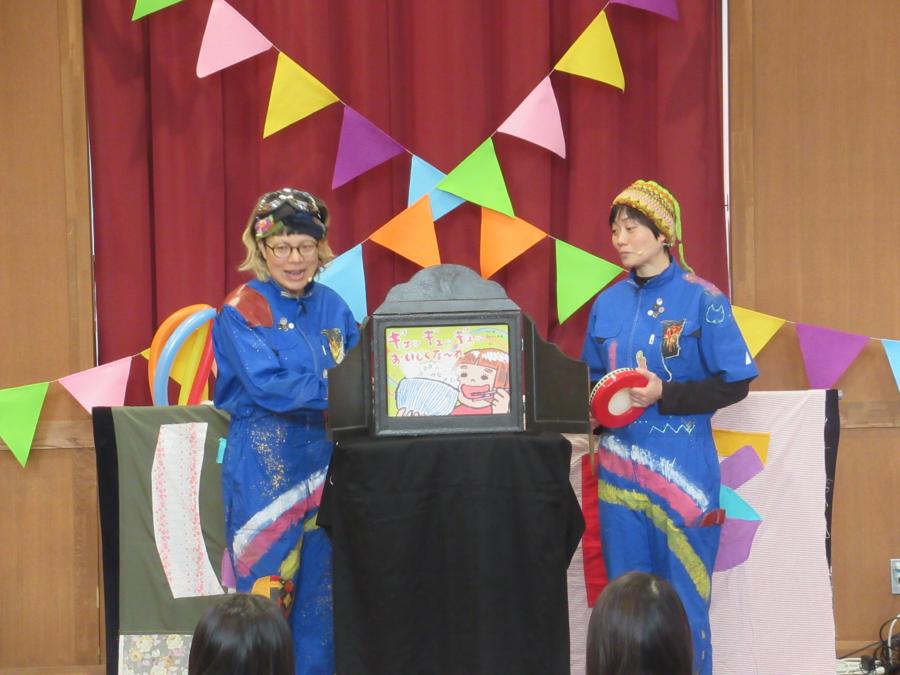紙芝居を読み聞かせる様子