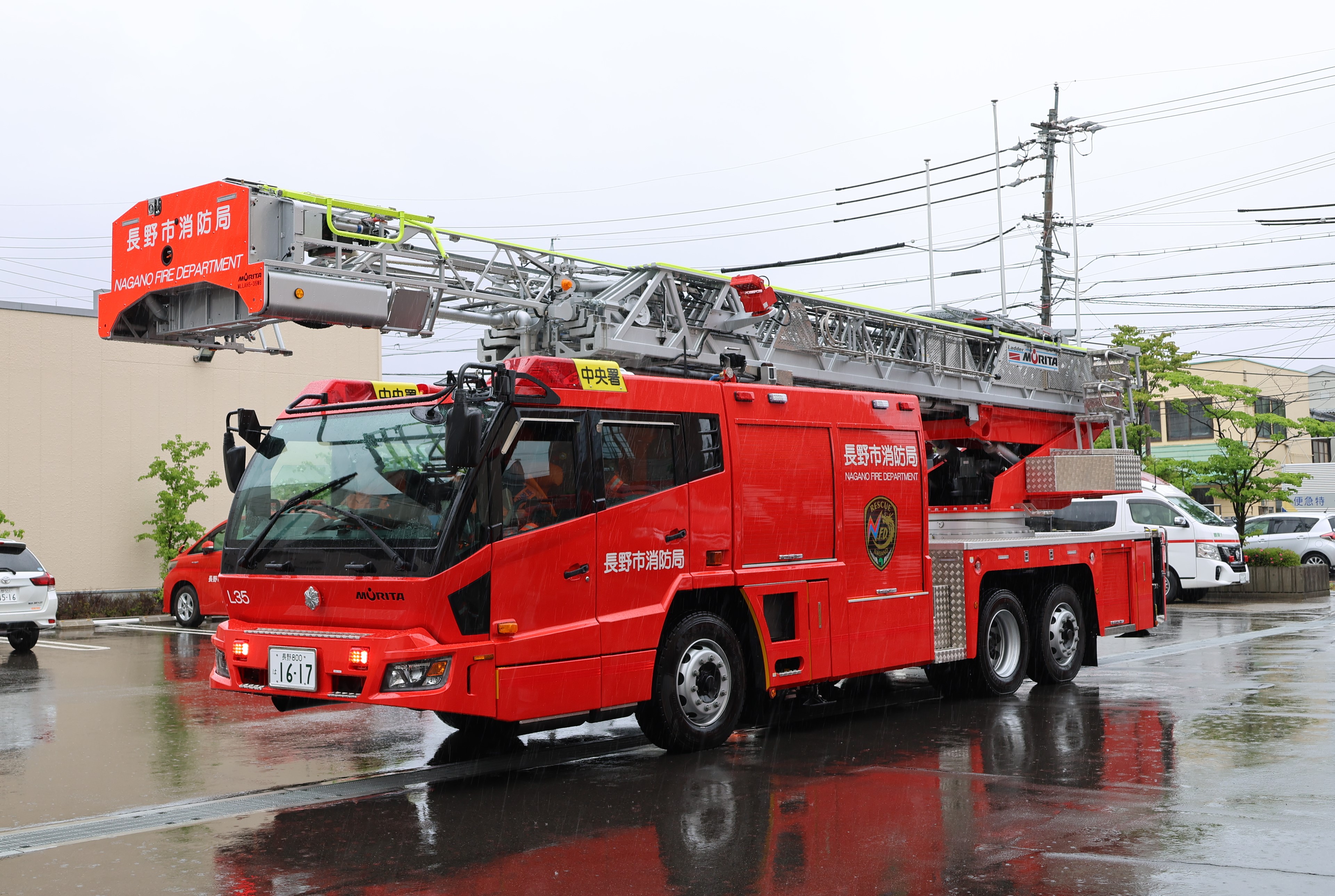 先端屈折式35メートルはしご車