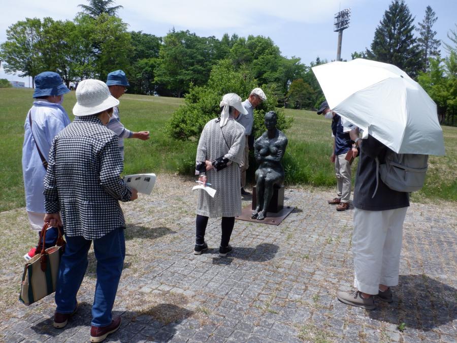 腰かける鑑賞様子