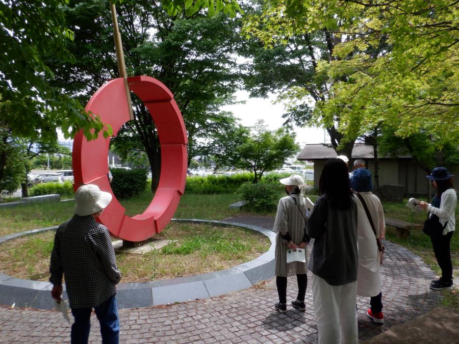 りんごのモニュメント鑑賞様子