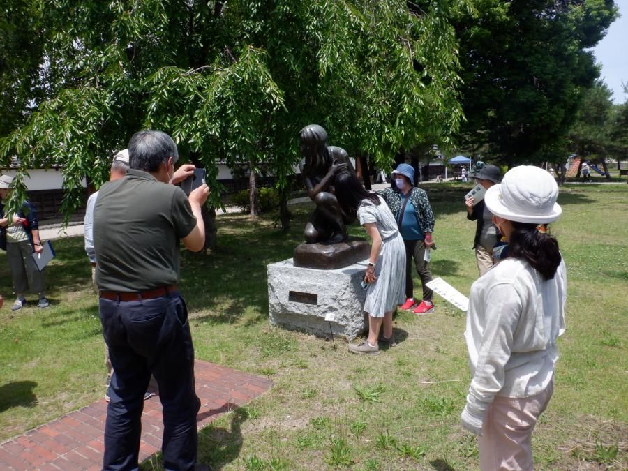 屈む女鑑賞の様子