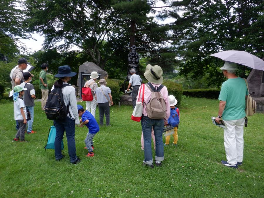 野外彫刻「家族」鑑賞の様子
