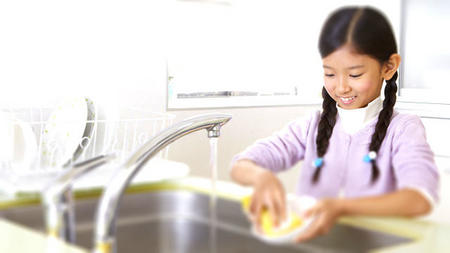 食器を洗う女の子