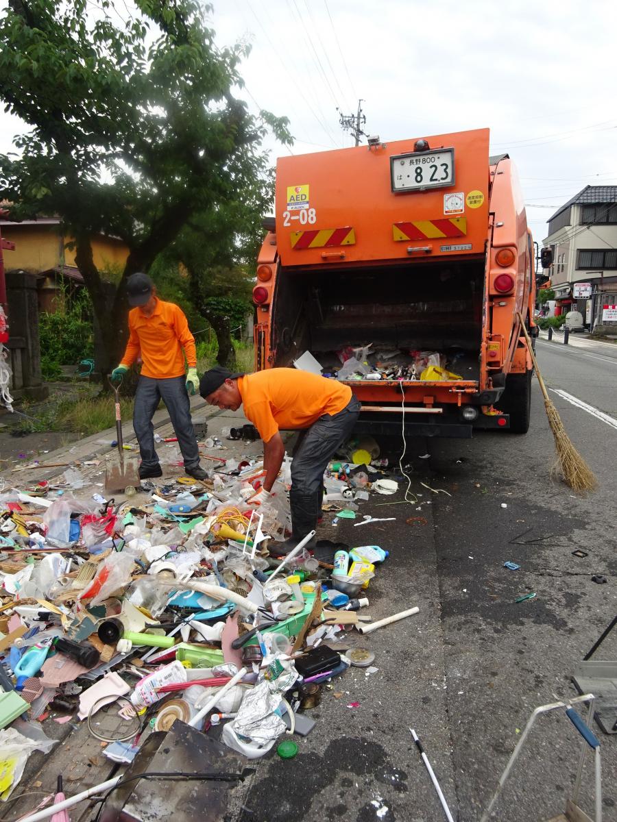 ごみを収集しているところの写真