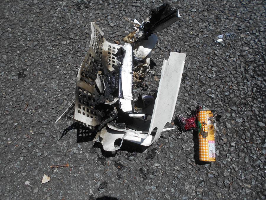 火災原因となったスプレー缶とカセットボンベの写真