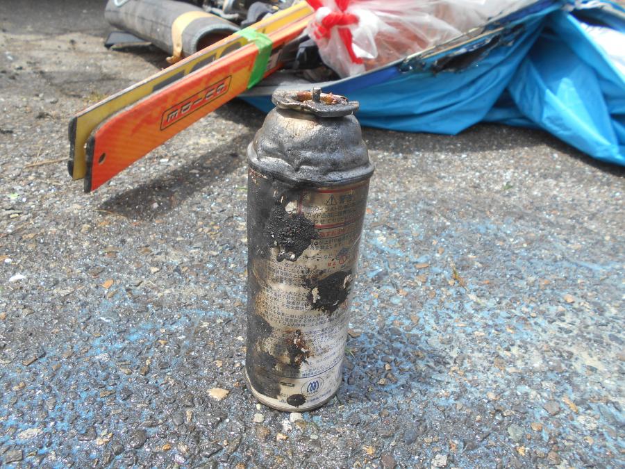 火災原因となったスプレー缶の写真