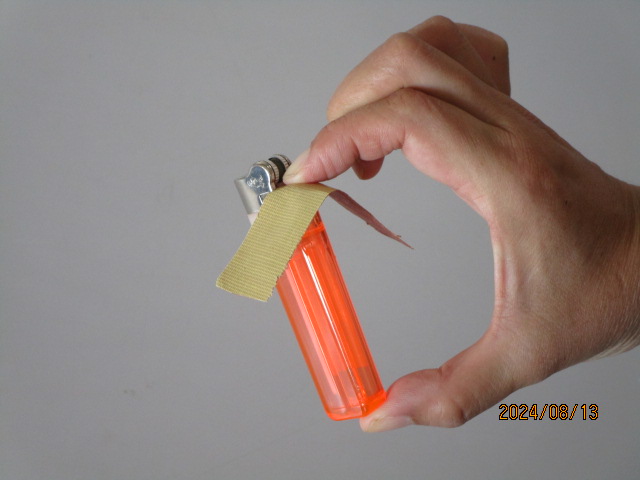 粘着テープと一緒にレバーを押し下げるているところの写真