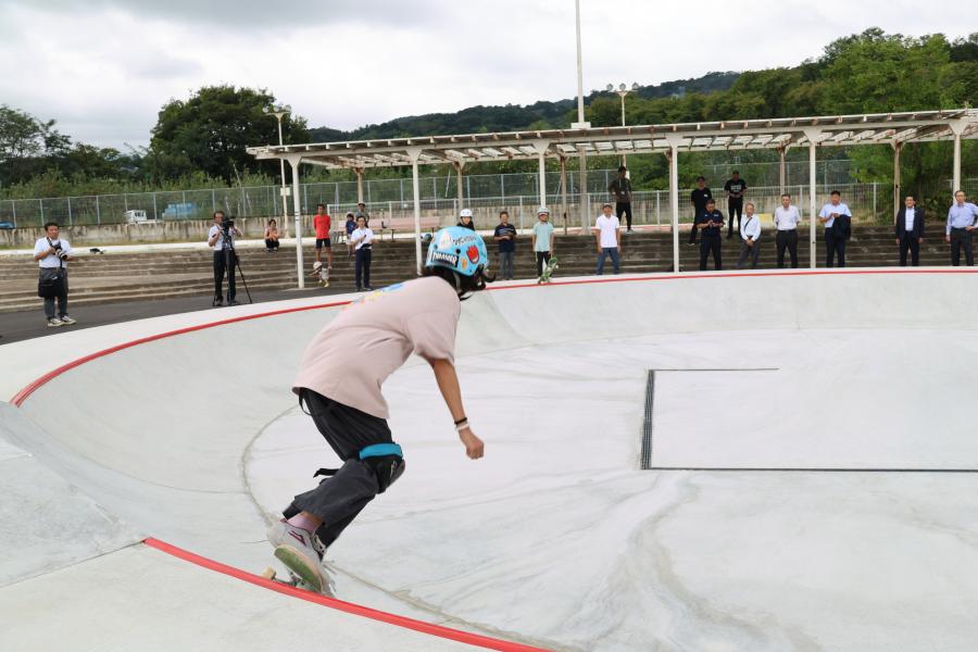 スケートボードをしている様子の写真