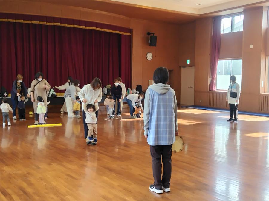 親子でペンギン歩きをしている所