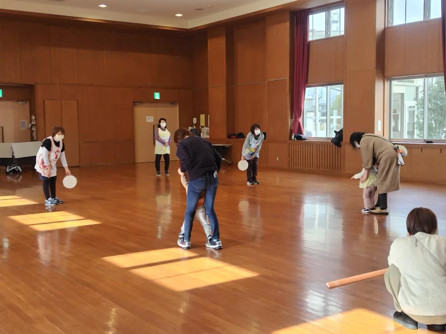 リレー形式で競技をしている様子