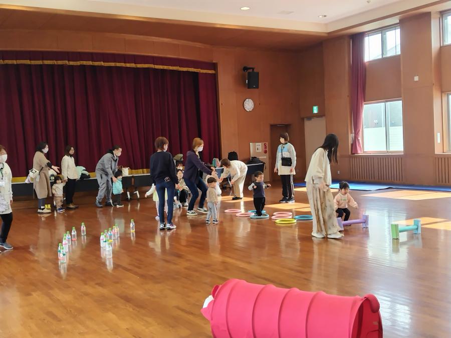 サーッキト遊びを楽しむ親子の様子