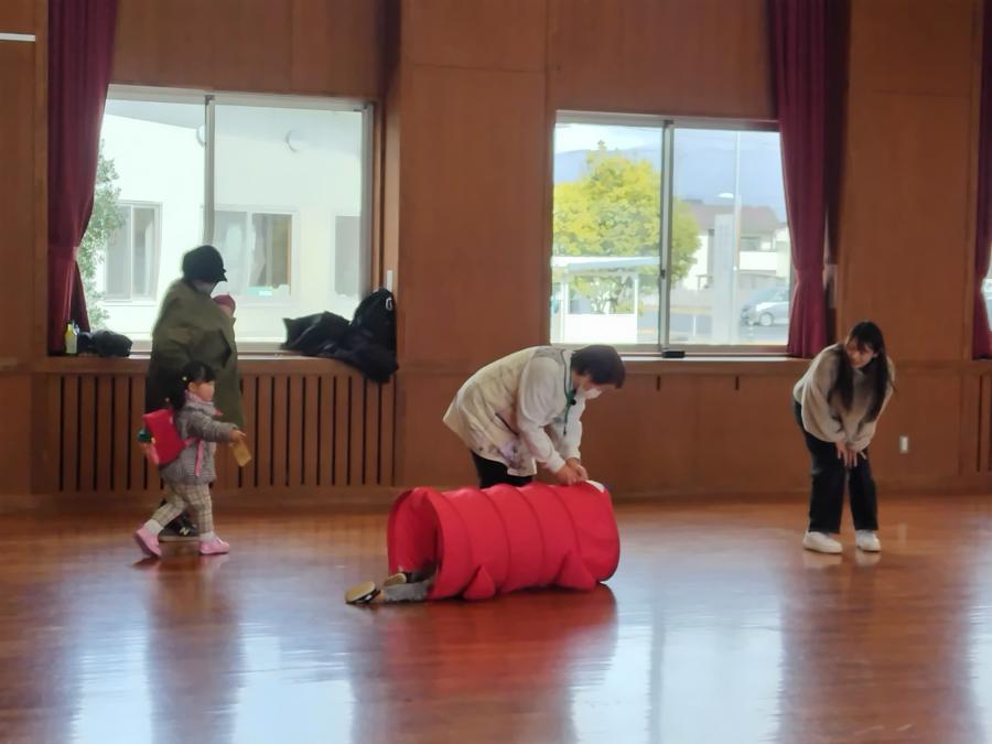 トンネルをくぐる子どもの様子