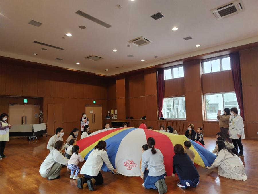 保護者が持ち上げ子どもが入ったところ子どもが入ったところ