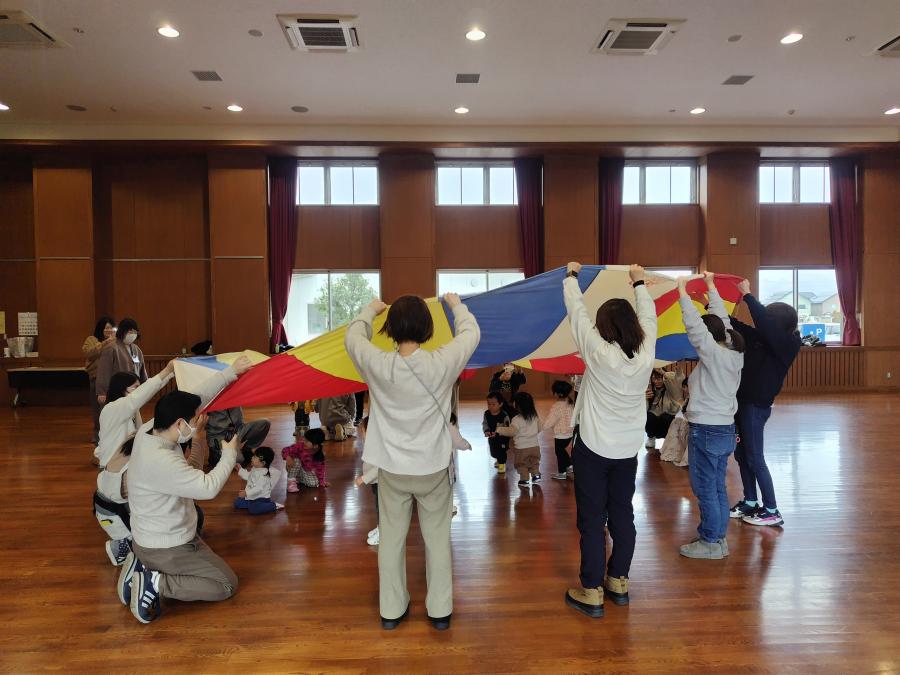 パラバルーンを持ち上げている様子