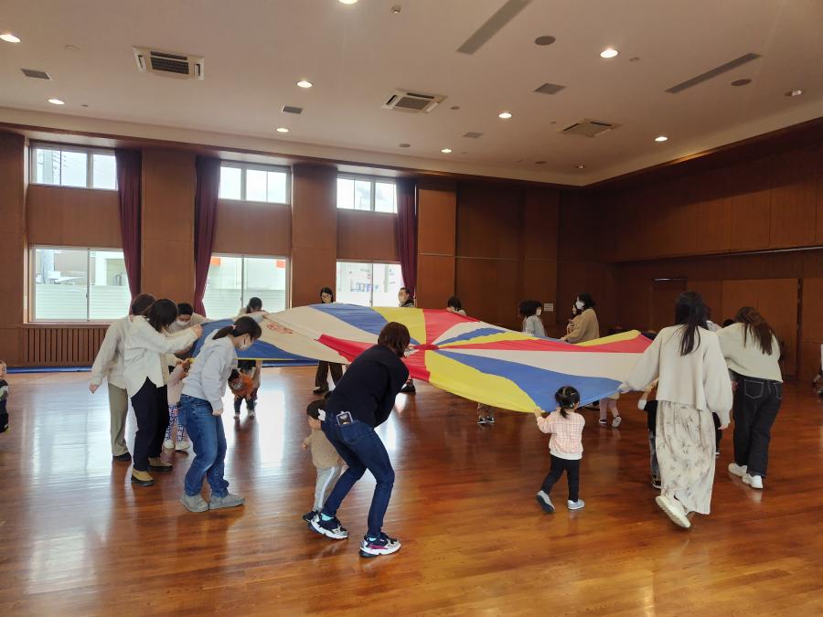 みんなでパラバルーンを持って歩く様子