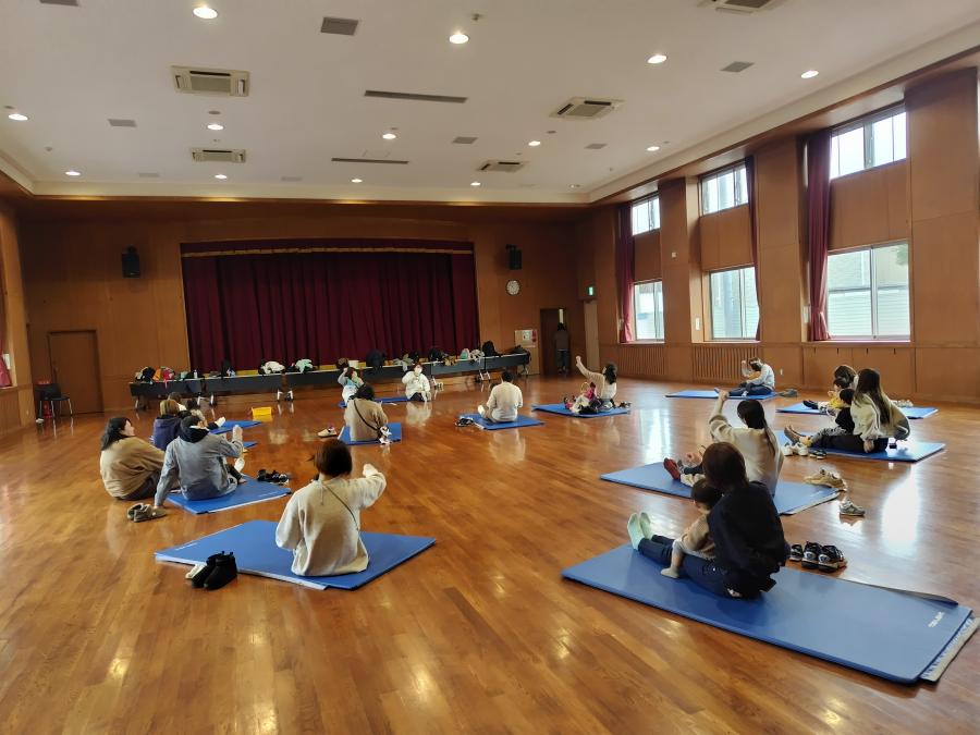 バスごっこを親子で楽しむ様子