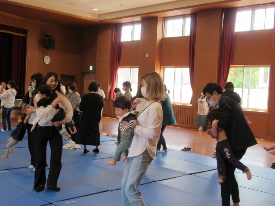 親子で立ってわらべ歌を楽しむ様子
