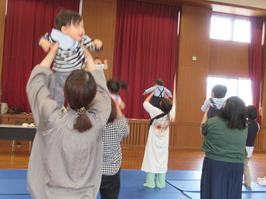高い高いをしている親子の様子