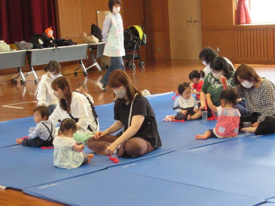 オモチャでわらべ歌を楽しむ様子