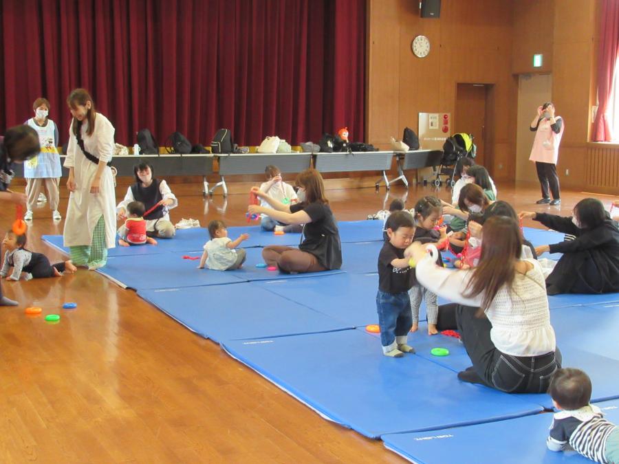 オモチャでわらべ歌を楽しむ親子の様子