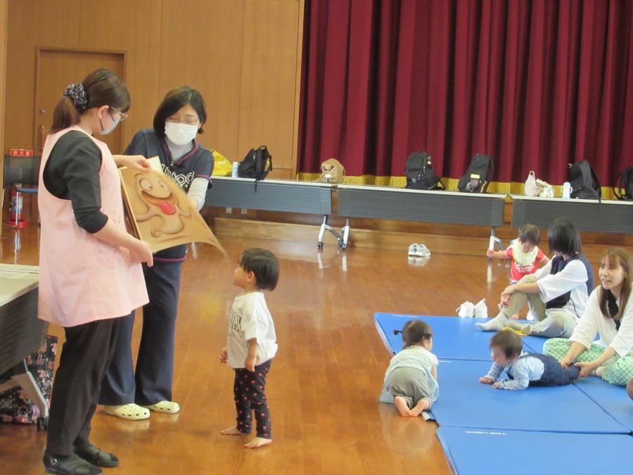 大型絵本を読み聞かせている講師の様子