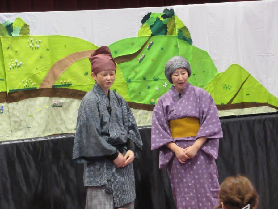 お婆さんとお爺さんが登場して手遊びや話をしているところ