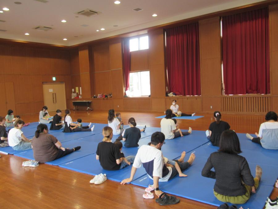 お母さん達の膝で、バスに乗ったりの触れ合い遊びをしている様子