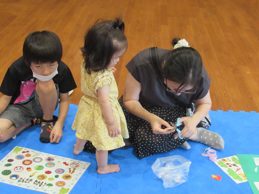 一組の親が仕上げて居る様子
