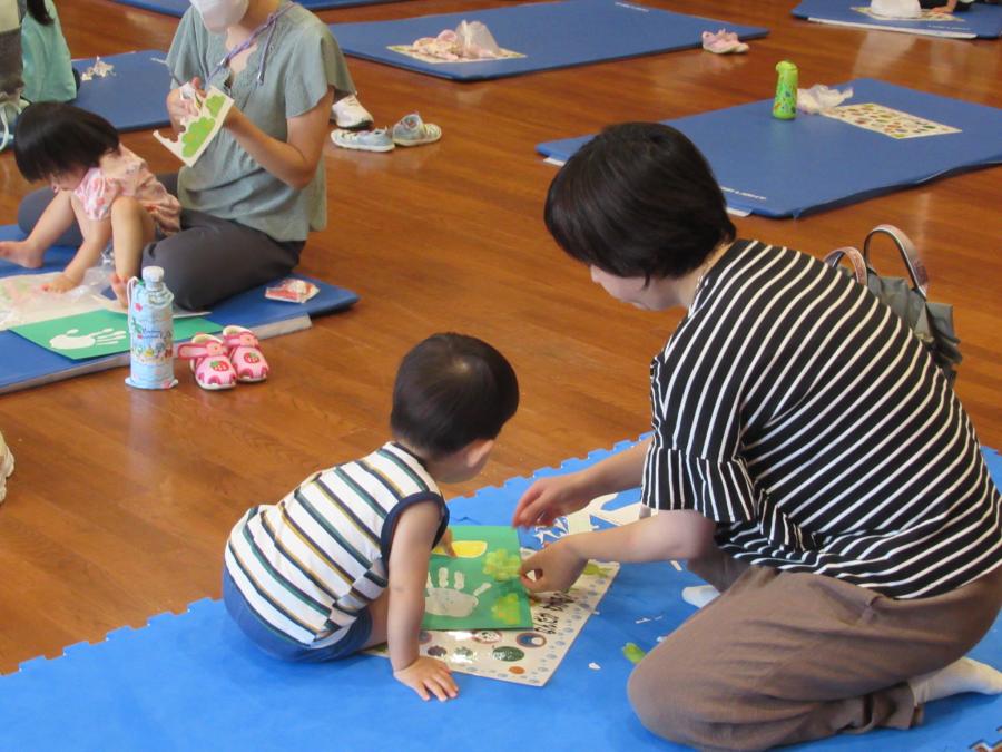 親子で仕上げる様子