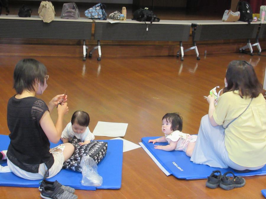 2組の親子が楽しく作品を仕上げる様子