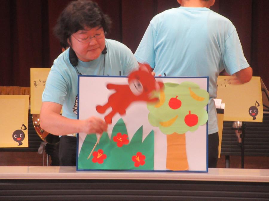 曲に合わせて動物の絵をパネルに出している様子
