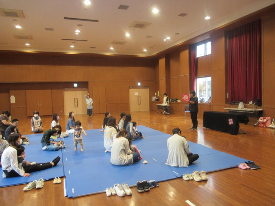 読み聞かせを行っている会場の様子